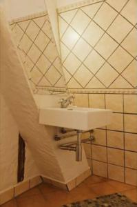 bagno con lavandino e specchio di Liselund Ny Slot Hotel a Borre