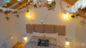 1 dormitorio con 1 cama en una habitación con luces en Rose Green Loft, en Oporto