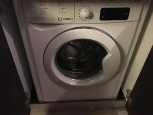 uma máquina de lavar roupa branca está num quarto em Silver Mountain G1 15 em Poiana Brasov