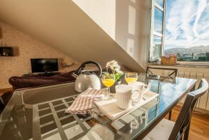 a glass table in a living room with a tea kettle at Atico Chic con Encanto in Muros de Nalón