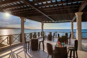 ランアウェイ・ベイにあるJewel Paradise Cove Adult Beach Resort & Spaの海の景色を望むレストラン