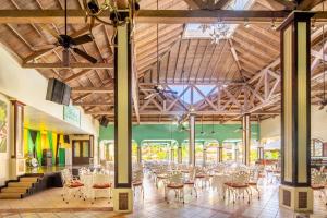 Un restaurant sau alt loc unde se poate mânca la Jewel Paradise Cove Adult Beach Resort & Spa