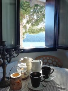 Kahvin ja teen valmistusvälineet majoituspaikassa Elison-on the lake B&B