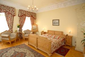 Rúm í herbergi á Hotel Heluan
