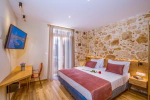 Habitación de hotel con cama grande y escritorio. en Elma Suites en Rethymno