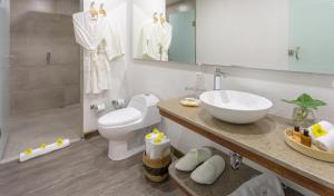a bathroom with a sink, toilet, and bathtub at Hotel Santa Catalina in Cartagena de Indias