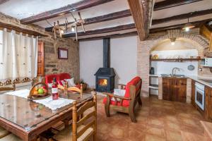 Il dispose d'une cuisine et d'un salon avec une table et une cheminée. dans l'établissement Casa rural Rosa, à La Fresneda