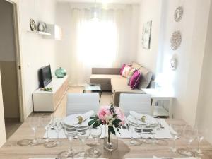 uma sala de estar com uma mesa com copos de vinho em Apartamento !!VIVE JEREZ!! em Jerez de la Frontera