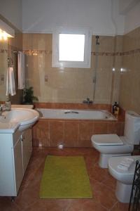 un bagno con lavandino, WC e vasca di In the Shadow of Meteora a Kalabaka Altre 38 foto