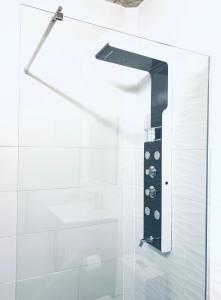 La salle de bains est pourvue d'une douche vitrée. dans l'établissement Modern Suite #2 Pasavento, à Aguadilla