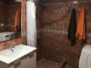 une salle de bain avec lavabo et douche dans l'établissement Apartamentos Acorán Mogán, à Mogán 35 autres photos