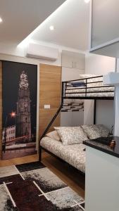 1 dormitorio con literas y una foto de un edificio en Ninho 0.1, en Vila Nova de Gaia