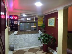 a fast food restaurant with a potted plant at Hotel Lado Leste in São Paulo