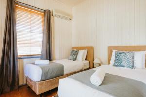 Cama ou camas em um quarto em Apple Blossom Cottages