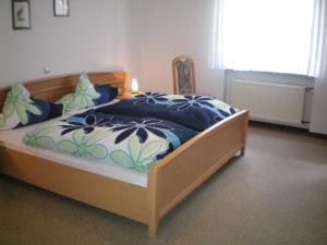 エルンストにあるMosel-Gästehaus Kirchのベッドルーム1室(青と白の毛布付きのベッド1台付)