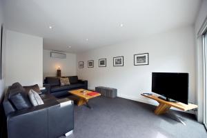 ein Wohnzimmer mit Couch und Flachbildfernseher in der Unterkunft Mansi on Raymond in Sale
