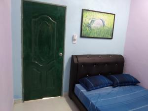 Ένα ή περισσότερα κρεβάτια σε δωμάτιο στο DZe Homestay Singkir Genting