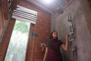洛坤的住宿－BaanRaiChayKhaoFarmStay，站在淋浴间的女人