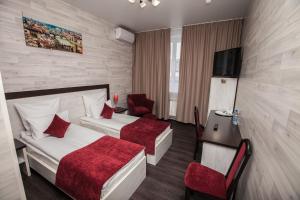 バルナウルにあるFox Hotelのベッド2台とテレビが備わるホテルルームです。