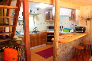 a kitchen with a counter top in a room at La Cabaña de Piedra in Las Trancas