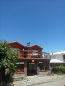 un edificio con balcón en la parte superior en Hostal Maitahue en Pucón