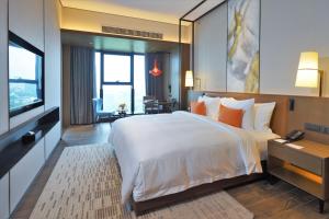 Rúm í herbergi á Wyndham Grand Yangon