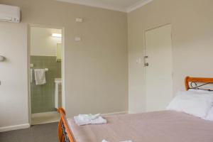 Säng eller sängar i ett rum på Figtree Hotel Wollongong