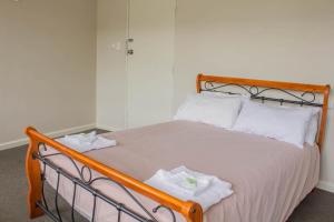 Tempat tidur dalam kamar di Figtree Hotel Wollongong