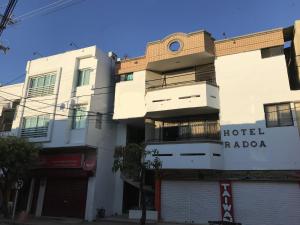 um edifício com um ricoda de hotel no topo em Hotel Radoa em El Banco