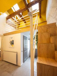 Una escalera en una habitación con techos amarillos en Yellow Apartment, en Cluj-Napoca