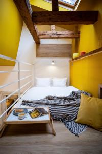 Postelja oz. postelje v sobi nastanitve Yellow Apartment