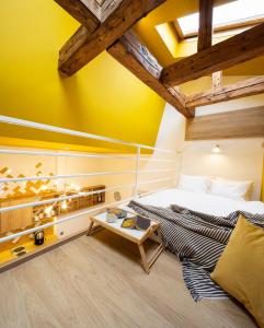 Фотография из галереи Yellow Apartment в Клуж-Напоке