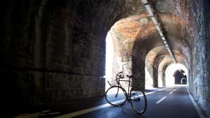una bicicleta estacionada en un túnel con una pared de ladrillo en Hotel Feluca, en Bonassola