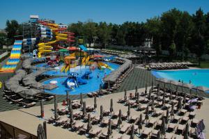 un parque acuático con tobogán y toboganes en Shymkent Grand Hotel en Shymkent