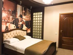 Un dormitorio con una cama con una foto de una motocicleta en Bon Ami Hotel, en Kazán