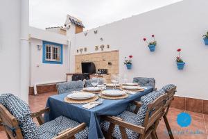 Los AltosにあるLa Casa Carden, Torreviejaのテーブル(椅子付)と青いテーブルクロス