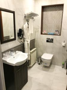 bagno con lavandino e servizi igienici di Bon Ami Hotel a Kazan'
