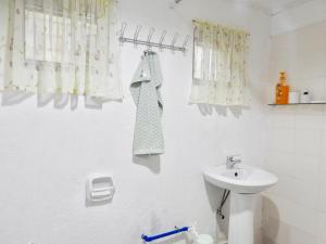 Bathroom sa Calunsag Residence