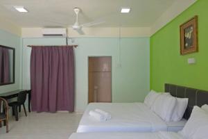 una camera con letto e tenda viola di Delima Redang Resort a Redang Island