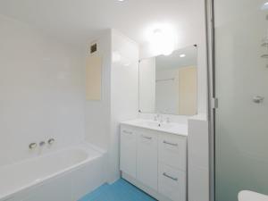 A bathroom at Seaspray U4, 21 Warne Tce