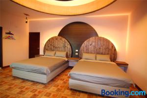 A bed or beds in a room at Lian Chinq Diving B&B