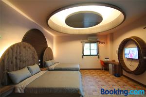 A bed or beds in a room at Lian Chinq Diving B&B