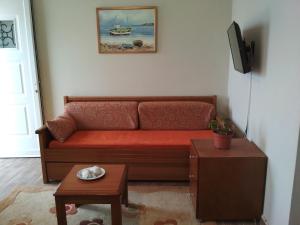 sala de estar con sofá rojo y mesa en Seaside Studio, en Salamina
