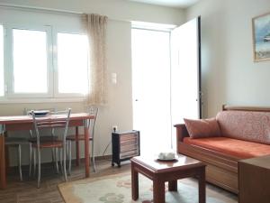 een woonkamer met een bank en een tafel bij Seaside Studio in Salamis