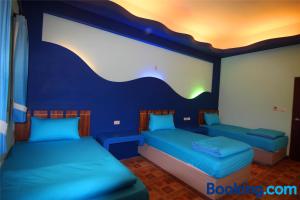A bed or beds in a room at Lian Chinq Diving B&B