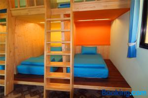 Lian Chinq Diving B&B emeletes ágyai egy szobában