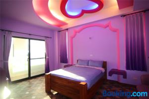 A bed or beds in a room at Lian Chinq Diving B&B