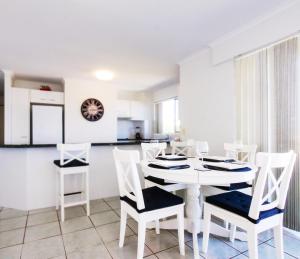 Kuchyň nebo kuchyňský kout v ubytování Explorer Cove Unit 6 31 Kennedy Pde
