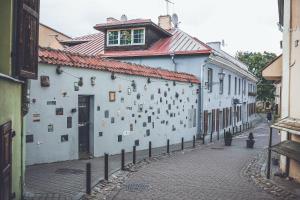 Un edificio con muchos cuadros en sus laterales. en Cozy Apt in the Heart of Old Town, en Vilna 8 fotos más