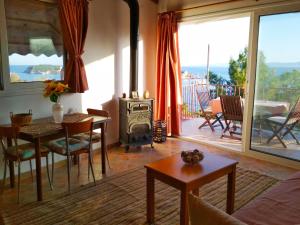 a living room with a table and a stove at Paradise Sea in Saterlí